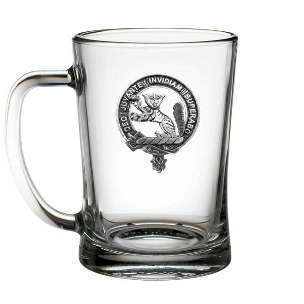 A clear glass mug with an embossed design featuring a cat and the text "DE JUVENILE" and "INVIDIA M. IS PERA" around the edge.